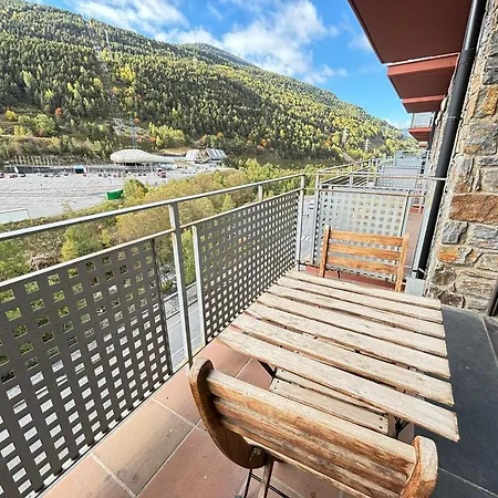 Apartment Life And A Pie De Pistas,
