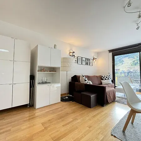 Life And A Pie De Pistas, Apartment