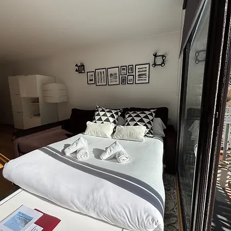 Apartment Life And A Pie De Pistas,